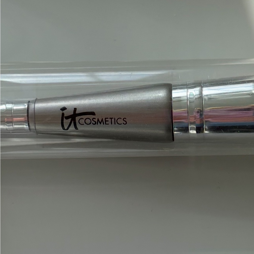 It Cosmetics Heavenly Luxe Complexion Perfection Dual Ended Brush - Picture 7 of 8